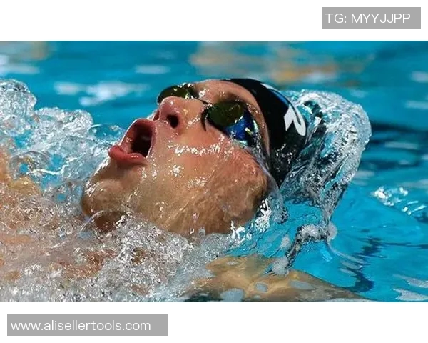 游泳明星光辉历程揭秘：从训练场到国际领奖台的奋斗与荣耀